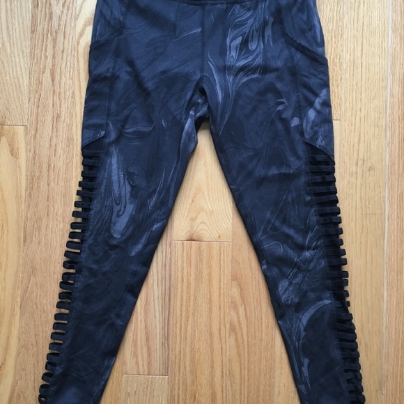 Abercrombie & Fitch Black Pattern Active Leggings - Picture 2 of 3
